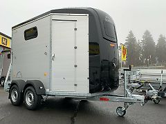 Böckmann Portax E Pferdeanhänger Schwenkklappe Sattelkammer innen