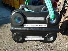 Liebherr - Adapterplatte LH 902Li Festanbau Bolzen-Bolzen 70-60 / 80-80 - Bagger: Liebherr 902 Li - Bagger-Identmaße: 70-281-375-282-60 - Duplex-Aufnahme-Identmaße: 80-326-450-326-80