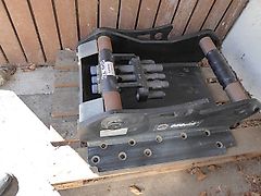 Oilquick - SW-Adapterplatte OQ 70 orig. 3 Leitungen - bestückt für Backen-Brecher-Löffel ohne Block - gebohrt für BF 70.2 - SW-Identmaße: 70-450-600-450-70 - Bagger: 15t-28t